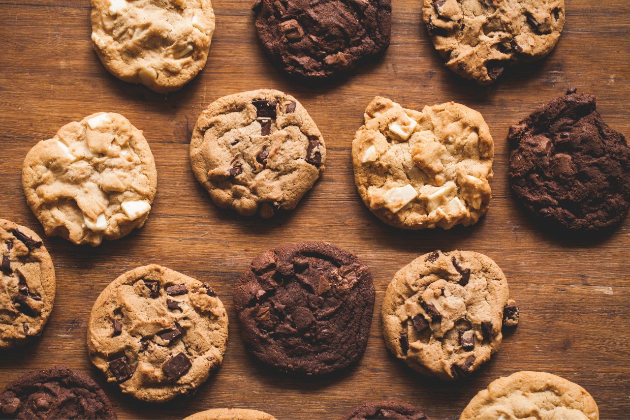 lots of cookies. προϊόντα αρτοποιίας και ζαχαραπλαστικής